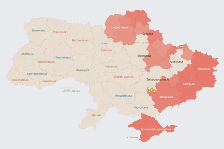 Мапа тривог України з позначеними областями, де оголошена повітряна тривога вночі 4 серпня 2026 року