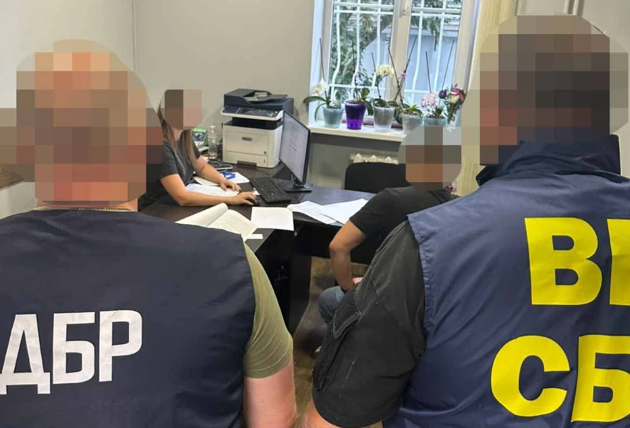 Працівники Державного бюро розслідувань ведуть документування справи