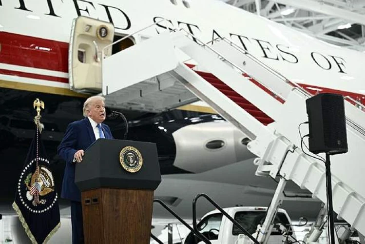 Кейтерингова вантажівка поряд з літаком Air Force One в аеропорту Туреччини