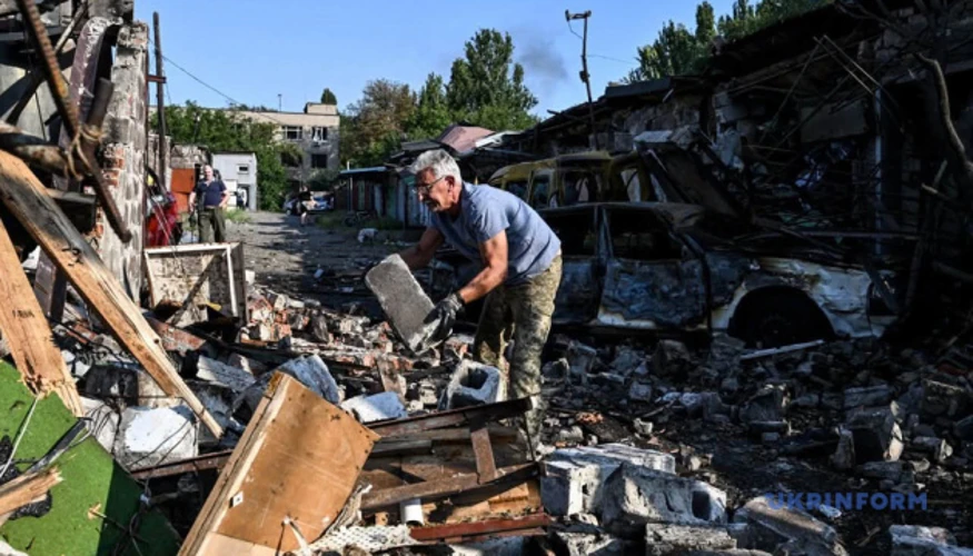 Рятувальники ліквідовують пожежу на місці ракетного влучання у Запоріжжі вночі 11 серпня