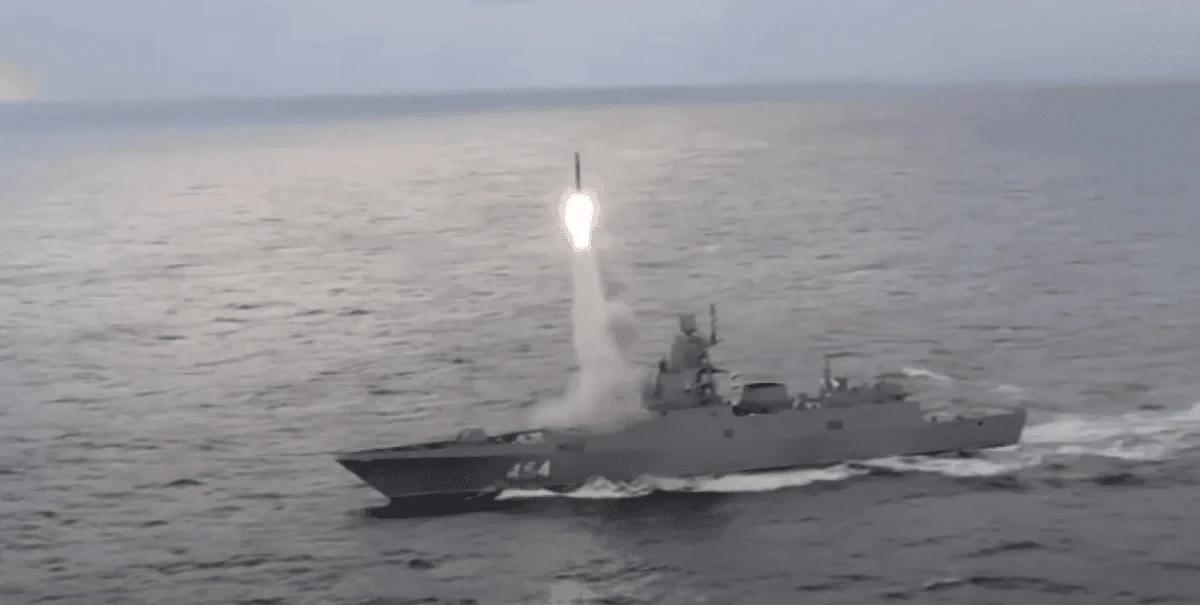 Російський атомний підводний човен, ракетний крейсер та берегова система «Бастіон» під час пусків поблизу Південних Курил