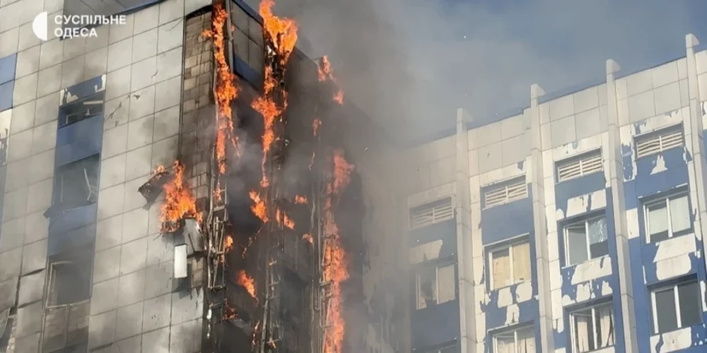 Наслідки російського удару по адміністративній будівлі в центрі Одеси 18 вересня: пошкоджений фасад, вибиті вікна, пожежа на