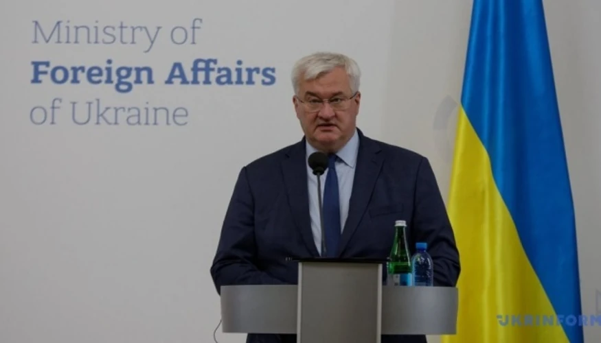 Андрій Сибіга під час публічного звернення до міжнародних партнерів щодо допомоги з локомотивами