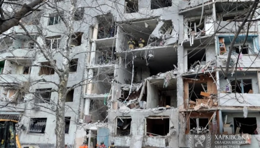 Пошкоджений багатоповерховий будинок у Салтівському районі Харкова після удару КАБ