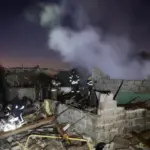 Наслідки російських ударів на Харківщині: пожежі та пошкодження будівель.