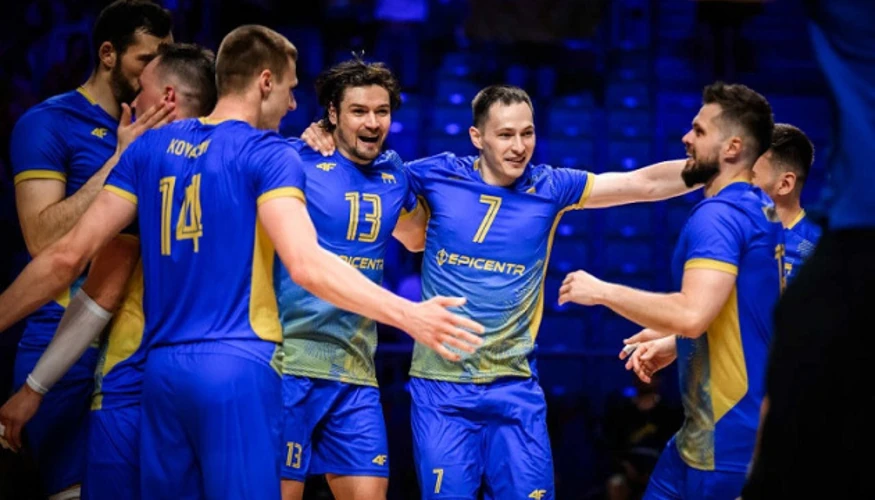 Чоловіча збірна України з волейболу та емблема чемпіонату світу-2027