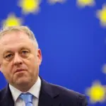 Прапори ЄС та України перед штаб-квартирою Єврокомісії у Брюсселі