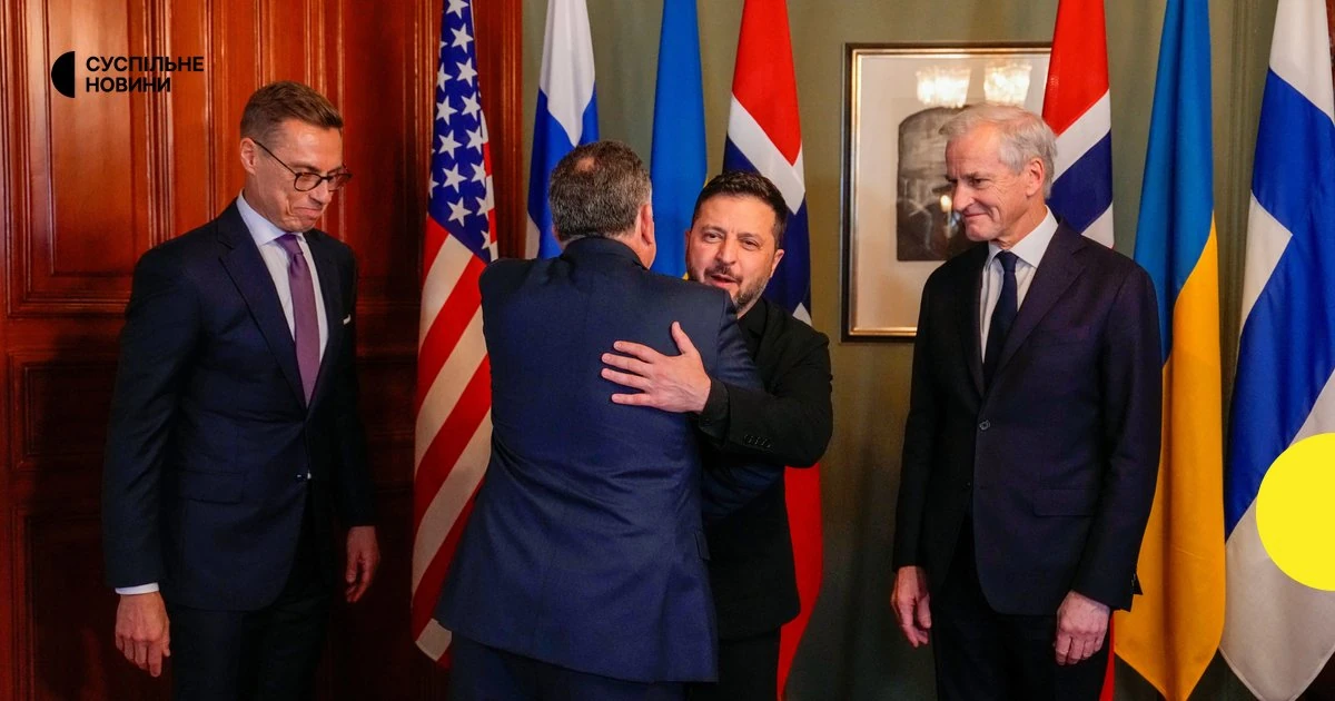 Володимир Зеленський і Стів Віткофф обіймаються в Осло поруч із Йонасом Гар Стером і Александром Стуббом