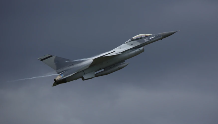 Винищувач F-16 Військово-Повітряних сил Румунії в небі