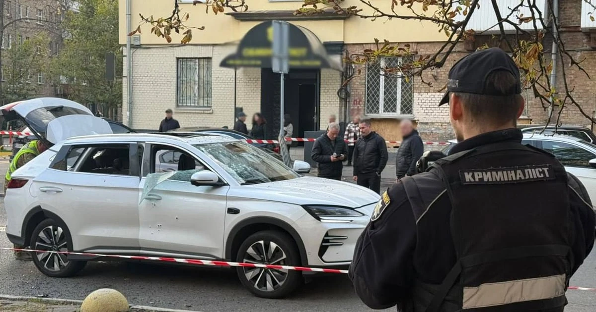 Місце вибуху електромобіля у Печерському районі Києва, за даними поліції